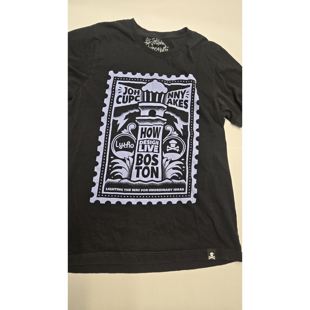 EUC Men's Large JOHNNY CUPCAKES T SHIRT DESIGN LIVE BOSTON UNORDINARY IDEAS ART